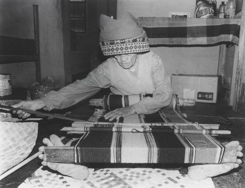 Kucapungane Documentary Photography 12 – 91-year-old Pianiu (weaving)